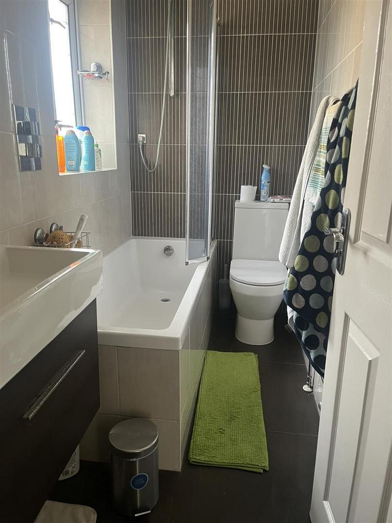 83 St Georges Crescent - Family Bathroom