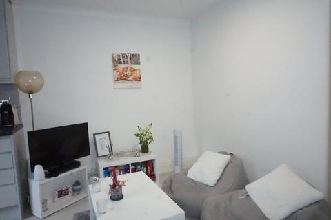 2 bedroom flat to rent, Oldridge Road, SW12