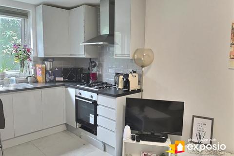 2 bedroom flat to rent, Oldridge Road, SW12