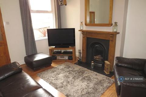 3 bedroom terraced house to rent, Central Road, Leicester, LE3
