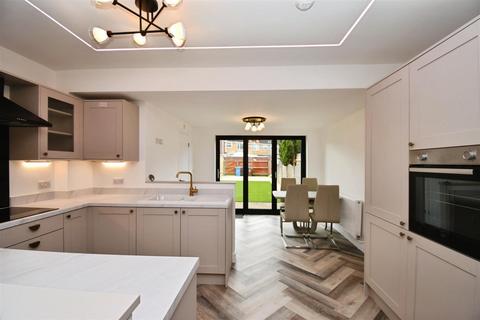 2 bedroom end of terrace house for sale, Wold Road, Hull