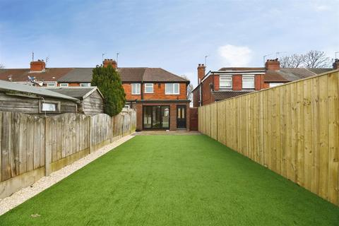 2 bedroom end of terrace house for sale, Wold Road, Hull