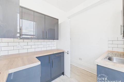 2 bedroom apartment to rent, The Paddock, Chatham, ME4