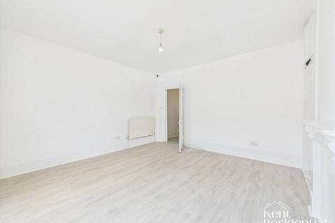 2 bedroom apartment to rent, The Paddock, Chatham, ME4