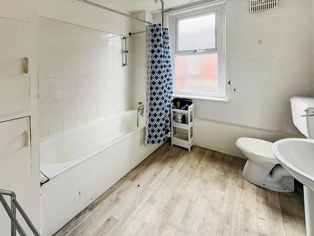 Bathroom / WC: