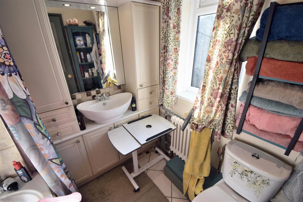 Downstairs Bathroom/WC