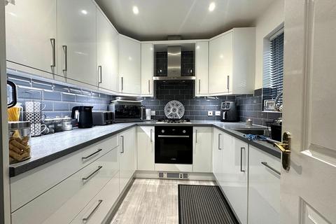 3 bedroom end of terrace house for sale, Signal Close, Henlow