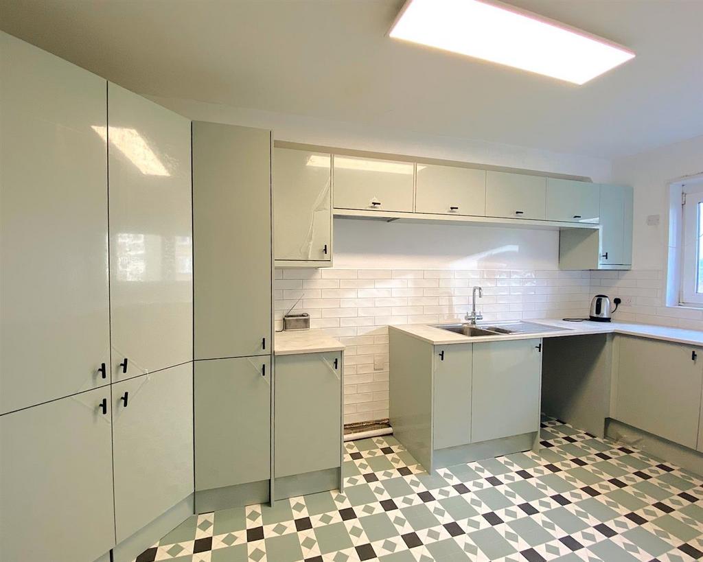 7 St Thomas - Kitchen1.jpg