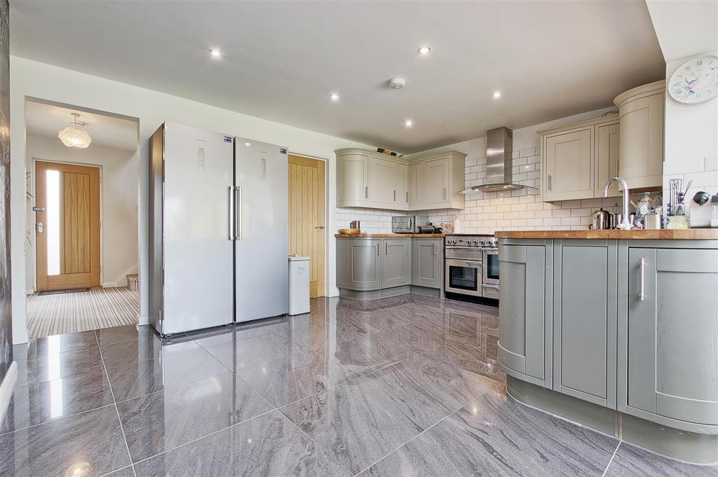 Kitchen 2.jpg