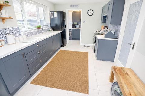 4 bedroom detached house for sale, Teasel Close, Rushden NN10