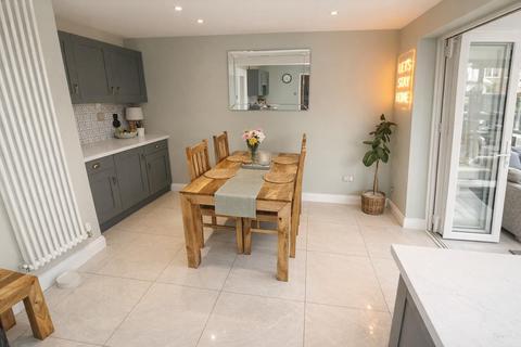 4 bedroom detached house for sale, Teasel Close, Rushden NN10
