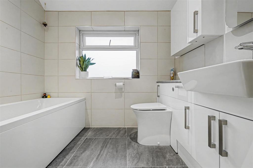 Bathroom 1 3.jpeg