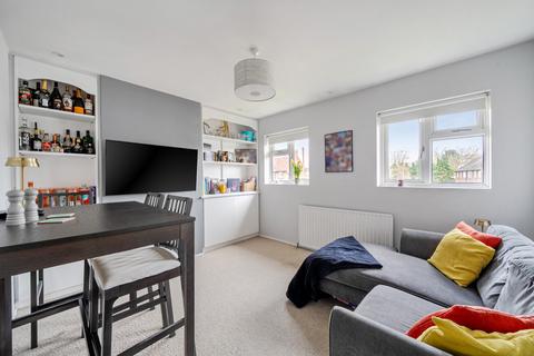 2 bedroom flat for sale, Wyndham Avenue, Cobham, Surrey, KT11
