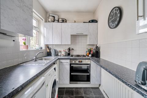 2 bedroom flat for sale, Wyndham Avenue, Cobham, Surrey, KT11