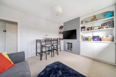 2 bedroom flat for sale, Wyndham Avenue, Cobham, Surrey, KT11