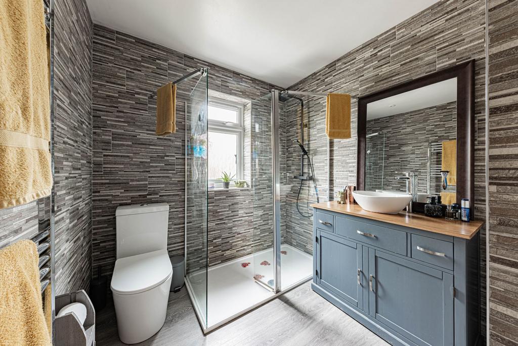 Upstairs Bathroom (1)