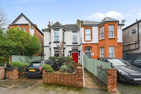 2 bedroom flat to rent, Minster Road, London NW2