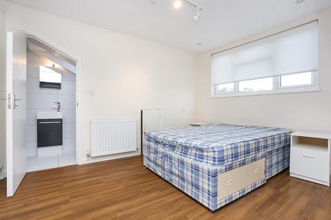 Studio to rent, Brent Street, Hendon, London