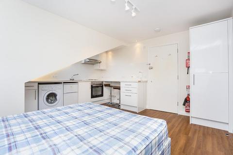 Studio to rent, Brent Street, Hendon, London