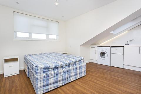 Studio to rent, Brent Street, Hendon, London