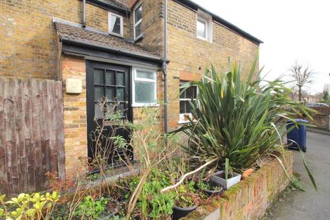3 bedroom flat to rent, Felix Road, West Ealing, W13