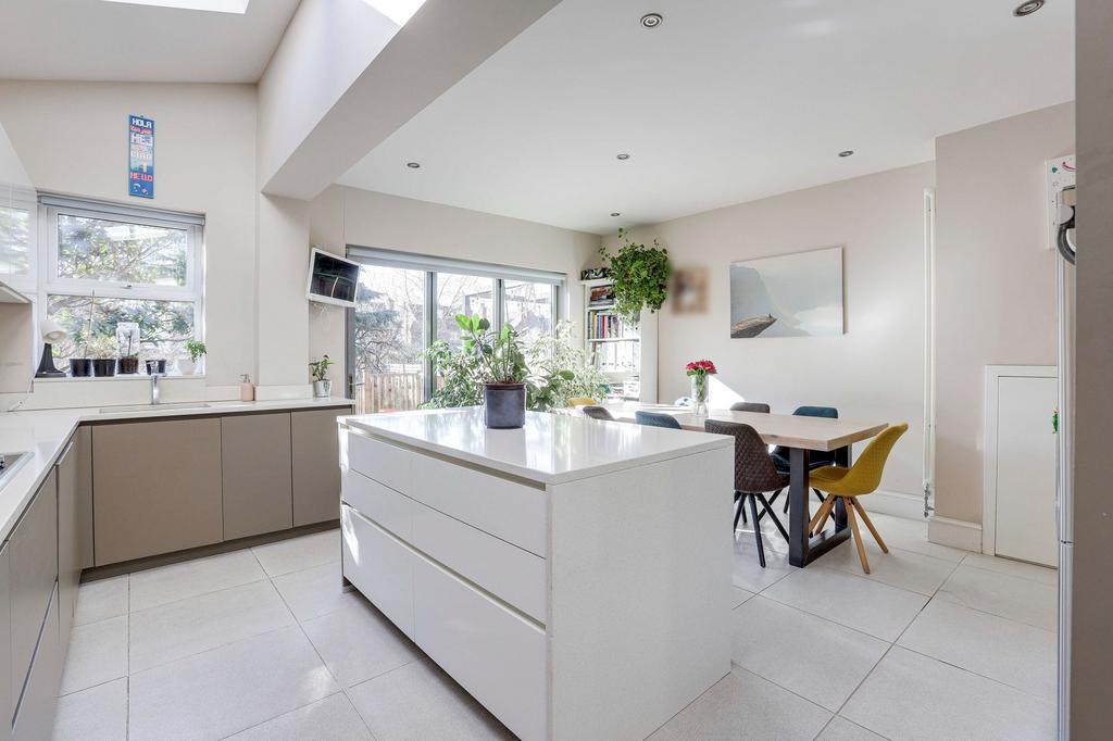 Breakfast Kitchen &amp; Dining Area