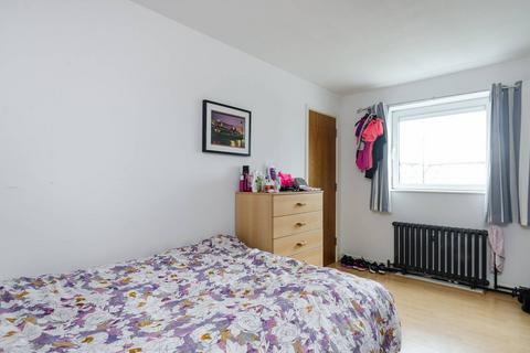 2 bedroom flat to rent, Hopton Road, Woolwich, London, SE18