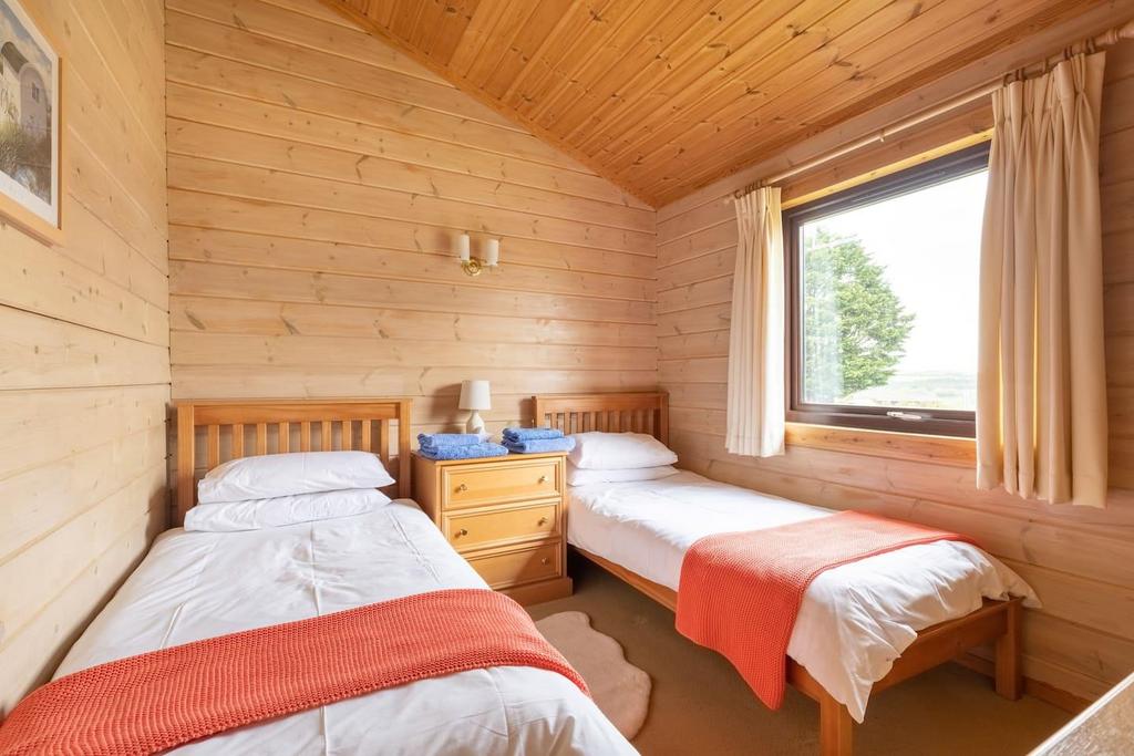 Rear twin bedroom.jpeg