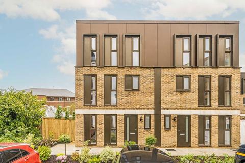 4 bedroom house for sale, Walton Court Gardens, Walton Upon Thames KT12