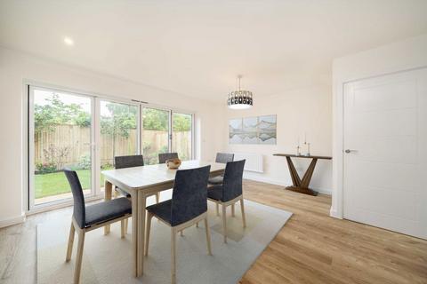 4 bedroom house for sale, Walton Court Gardens, Walton Upon Thames KT12