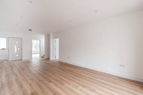 3 bedroom detached house to rent, Clamp Hill, Stanmore HA7