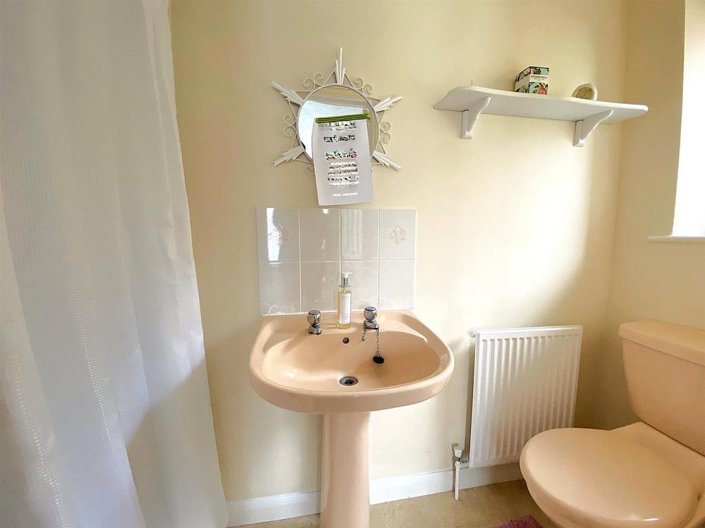 7 Pebsham Drive - En Suite.jpg