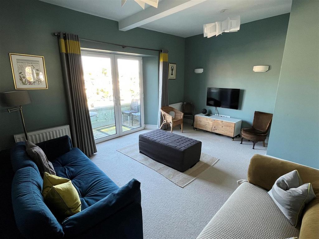 Sitting room or poetntial bedroom.jpg