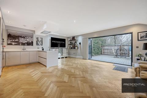 3 bedroom detached house for sale, Lingmere Close, Chigwell IG7