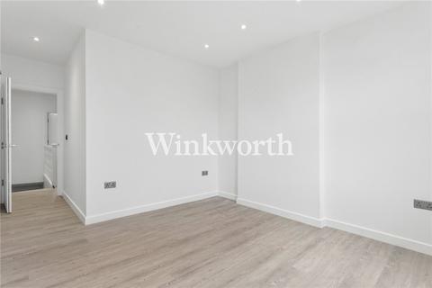 3 bedroom apartment to rent, Park Avenue, London, N13