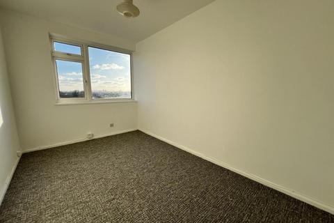 2 bedroom flat to rent, Courtney Towers, Glebelands Avenue, Newbury Park