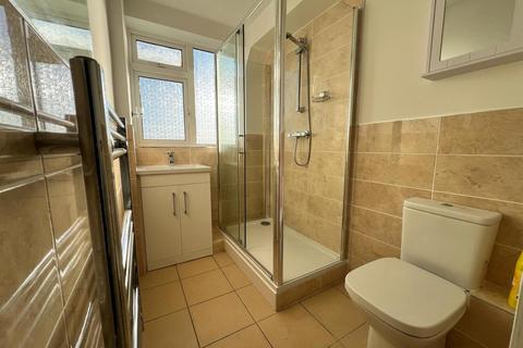 2 bedroom flat to rent, Courtney Towers, Glebelands Avenue, Newbury Park