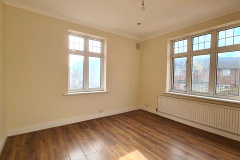 4 bedroom semi-detached house to rent, Heston Road, Hounslow