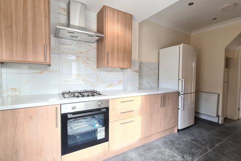 4 bedroom semi-detached house to rent, Heston Road, Hounslow