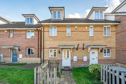 3 bedroom semi-detached house to rent, Silver Birch Close, London, SE6