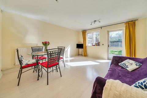 3 bedroom semi-detached house to rent, Silver Birch Close, London, SE6