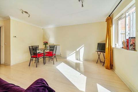 3 bedroom semi-detached house to rent, Silver Birch Close, London, SE6