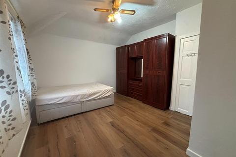 2 bedroom end of terrace house to rent, Saxwood Avenue, Manchester M9