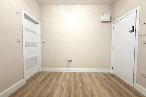 Studio to rent, Nibthwaite Road, Harrow HA1