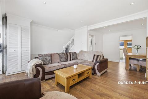 3 bedroom end of terrace house for sale, Newtons Close, Rainham, RM13