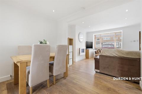 3 bedroom end of terrace house for sale, Newtons Close, Rainham, RM13
