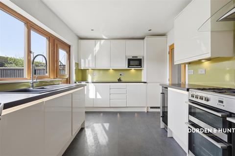 3 bedroom end of terrace house for sale, Newtons Close, Rainham, RM13