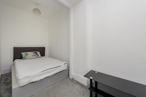 Studio to rent, Kensington High Street, Kensington, London, W14
