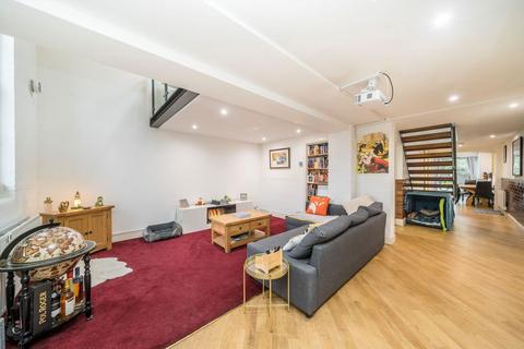 3 bedroom end of terrace house to rent, Asylum Road, London SE15