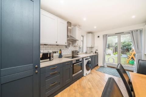 3 bedroom end of terrace house to rent, Asylum Road, London SE15